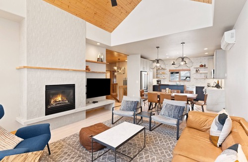 Steamboat Springs House | Professionally Decorated Townhome w/2 Fireplaces & Mtn Views - Walk to Gondola
