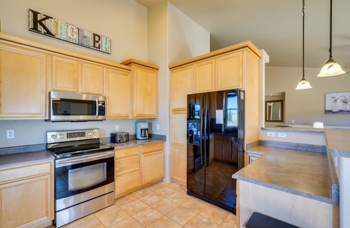 Pueblo West House | Pueblo 'Five Star Pikes Peak View' Home w/Hot Tub