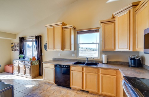 Pueblo West House | Pueblo 'Five Star Pikes Peak View' Home w/Hot Tub