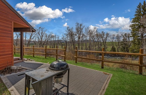 Clark Cabin | Quaint cabin tucked away near hiking, fishing and hunting.