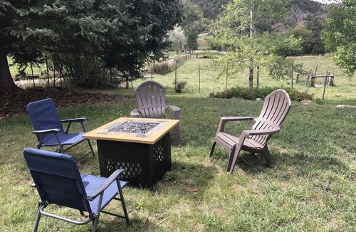 New Castle House | Quaint Country Charm, but close to all the Valley has to offer.