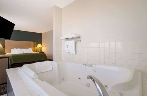 Brighton Hotel | Quality Inn Denver Northeast Brighton