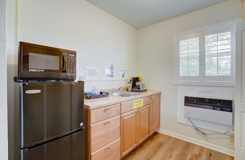 Tequesta Apartment | Queen Bed, Kitchenette, Free Parking - Room 1