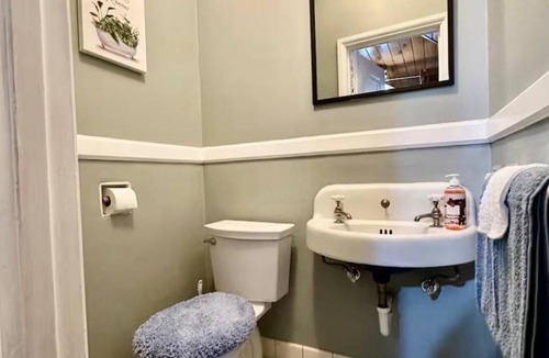 Downtown Syracuse House | Queen Bed Shared Common Space Carrier Dome SU Hospitals