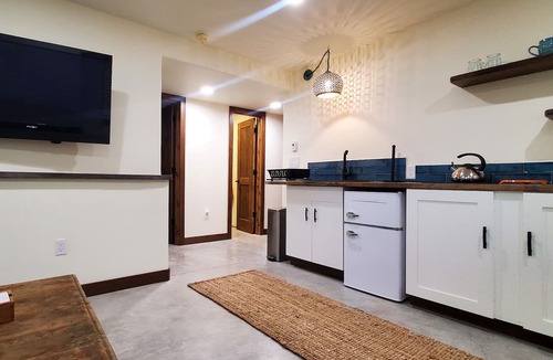 Carbondale Apartment | Quiet basement apartment 5 min from downtown Carbondale.