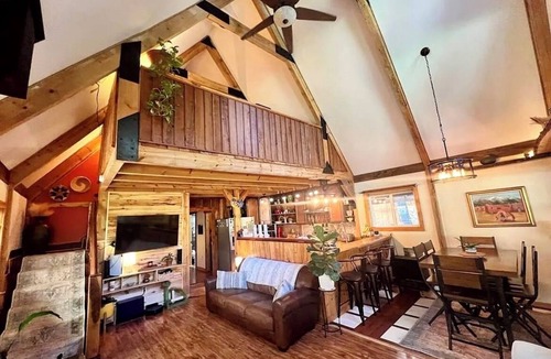 Rye Cabin | Quiet luxury 3 bedroom mountain cabin with year round beauty and spring
