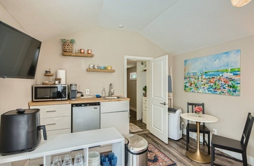 Berkeley House | Quiet, quant carriage house! Dog Friendly