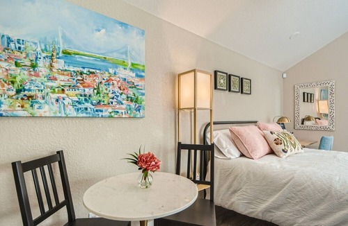 Berkeley House | Quiet, quant carriage house! Dog Friendly