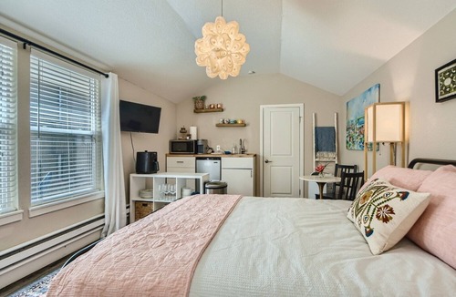 Berkeley House | Quiet, quant carriage house! Dog Friendly