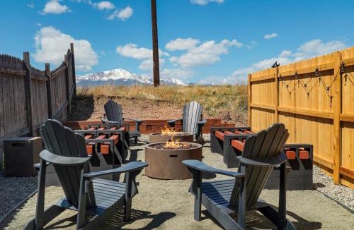 West Colorado Springs House | Rainbow Road Hot Tub Pikes Peak Views Pac Man