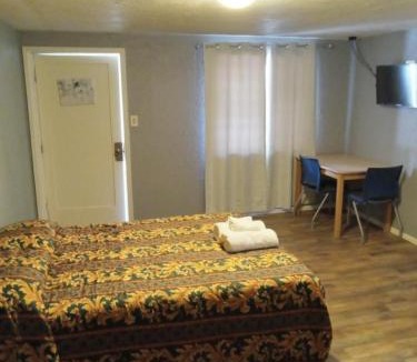 Central Colorado Springs Hotel | Ranch Motel