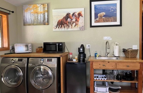 Westcliffe Hotel | Ravens Avenue 4rm Suite on Main, Fireplace &Dog Ok