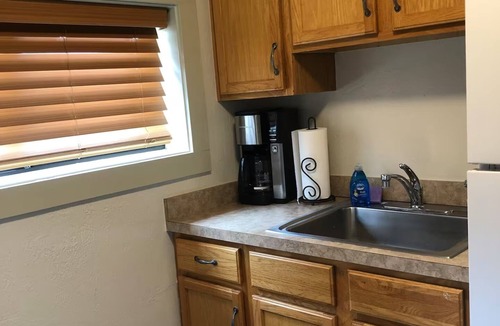 Westcliffe Hotel | Ravens Hideaway Cottage on Main w/King w/d & Grill