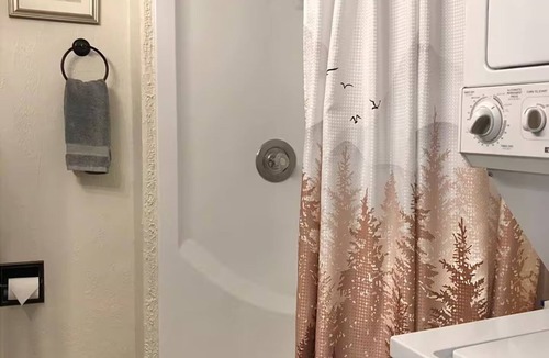 Westcliffe Hotel | Ravens Hideaway Cottage on Main w/King w/d & Grill