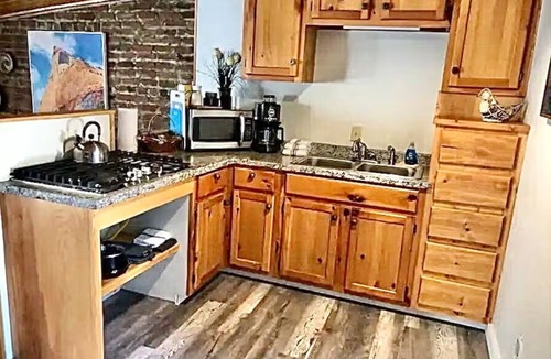 Westcliffe Hotel | Ravens Little Brick Lodge on Main,kitchen, dogs ok
