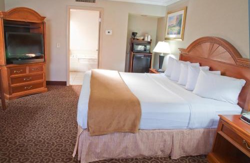 Montrose Hotel | Red Arrow Inn & Suites, a Travelodge by Wyndham