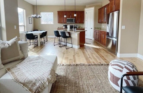Redlands House | Red Vista Views: Serenity at the Monument
