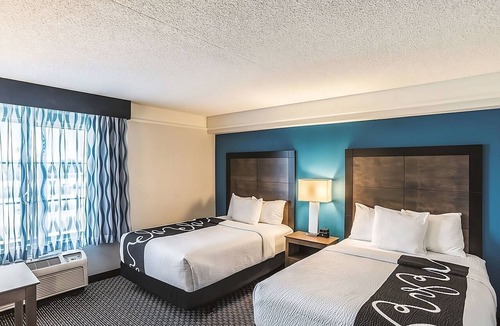 Ahwatukee Foothills Hotel | Refreshing Getaway with Swimming Pool and Daily Breakfast Perks