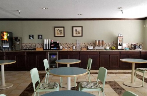 Castle Rock House | Relax and Unwind! 3 Affordable Units, Free Breakfast, Near Castle Rock Outlet Mall