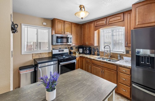 Twin Lakes House | Relax in Style - Modern 3-Bedroom Home with all the Amenities