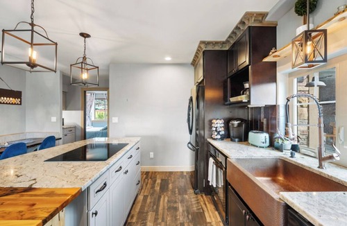 Gleneagle House | Relaxing Authentic Colorado Retreat w/Chic Art, 5 min to USAFA & Amenities