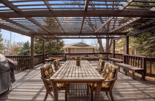 Coyote Gulch House | Relaxing Escape + Large Deck - 12 Min to Red Rocks