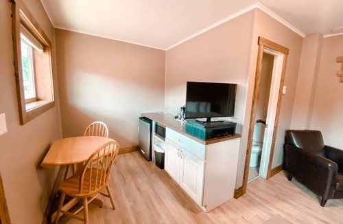 Oak Creek Hotel | Relaxing Getaway in our Deluxe Room at Lodges of Oak Creek!