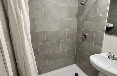 Oak Creek Hotel | Relaxing Getaway in our Deluxe Room at Lodges of Oak Creek!