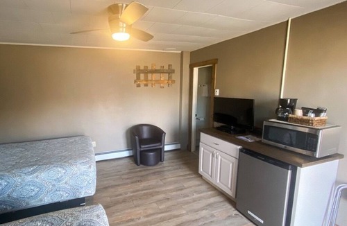 Oak Creek Hotel | Relaxing Getaway in our Staple Room at Lodges of Oak Creek!