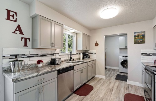 Loveland House | Relaxing Hot Tub! Great for Families or Business - Perfect Location!