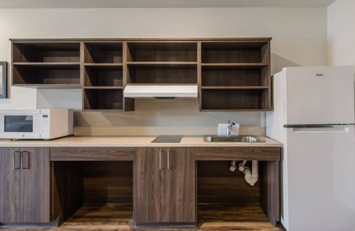 Dupont House | Relaxing Retreat: Unit with Full Kitchen, Dedicated Work Area | Free Parking