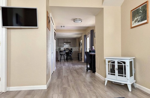 The Pinery Apartment | Relaxing Retreat with Full Kitchen, King bed, W/D & wildlife