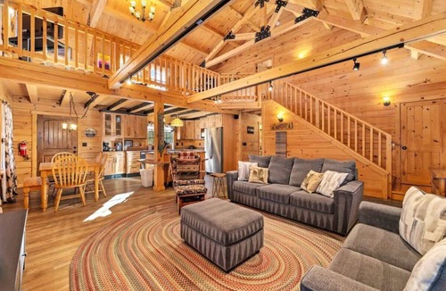 Carriage Hills House | Remmert`s Log Haven - Tranquil Mountain Getaway