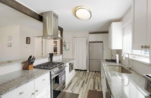 Athmar Park House | Remodeled! By Park and Lake, Dog Friendly