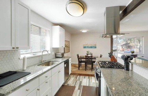Athmar Park House | Remodeled! By Park and Lake, Dog Friendly