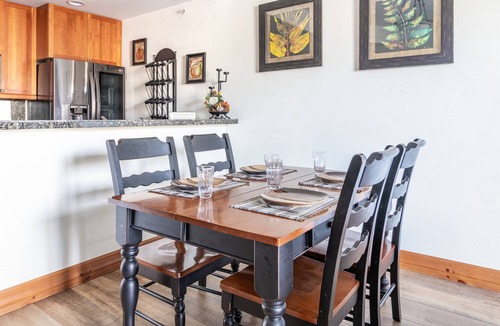 The Highlands Condo | Remodeled Two Level Condo. Fireplace. Free Shuttle
