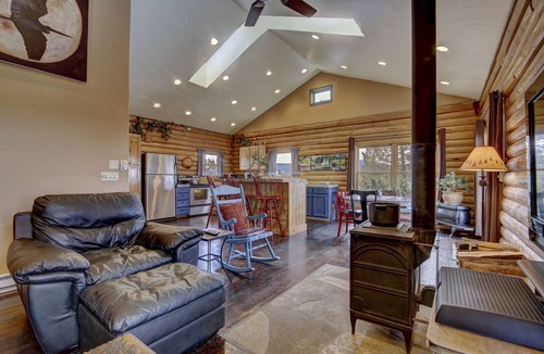 Hartsel Cabin | Remote Log Cabin Artist Retreat - comfort, serenity - spectacular views!