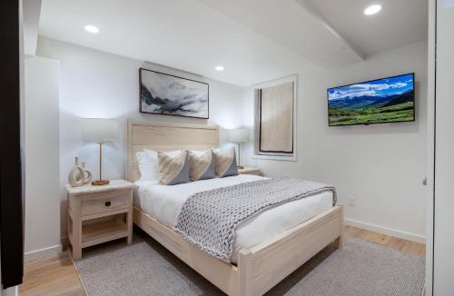 Aspen Apartment | Renovated 2 BR Aspen Condo Ski-in out