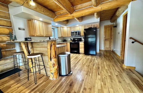 Valley of the Sun Cabin | Renovated, roomy, 4BR, private log cabin with rec room, Starlink, views & more…