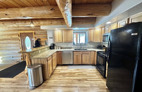 Valley of the Sun Cabin | Renovated, roomy, 4BR, private log cabin with rec room, Starlink, views & more…
