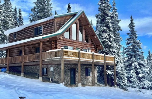 Valley of the Sun Cabin | Renovated, roomy, 4BR, private log cabin with rec room, Starlink, views & more…