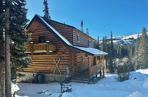Valley of the Sun Cabin | Renovated, roomy, 4BR, private log cabin with rec room, Starlink, views & more…