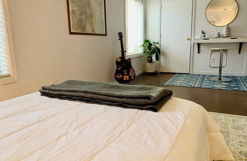 Bel Aire House | Rest & Recoup - Private Suite w/Gym & Sauna - A Mile to 70 West/East