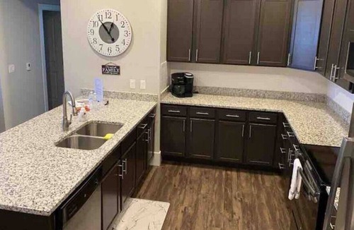 Rustic Hills Apartment | Retreat with Resort like amenities | King bed | 2 Queen beds | Fast Wi-Fi | Sleeps 7