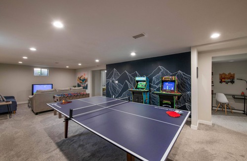 Lamar Heights Area House | Retro Family Hub - perfect for large groups! Arcade, Nostalgia, Ping Pong