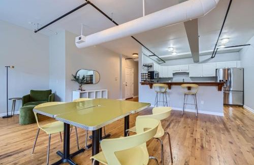 Ballpark Apartment | Retro Revival 1BR Loft Remote Work 30 Day