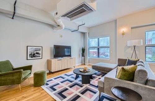 Ballpark Apartment | Retro Revival 1BR Loft Remote Work 30 Day