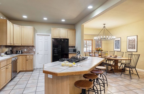 Four O'Clock House | River Rock by AvantStay | 8 Bedroom Ski Estate w/Hot Tub & Movie Theatre