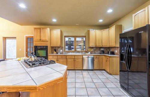 Four O'Clock House | River Rock by AvantStay | 8 Bedroom Ski Estate w/Hot Tub & Movie Theatre