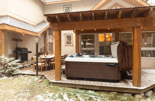 Four O'Clock House | River Rock by AvantStay | 8 Bedroom Ski Estate w/Hot Tub & Movie Theatre